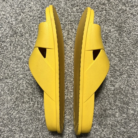 Yellow Lucky Brand slides - Picture 2 of 7